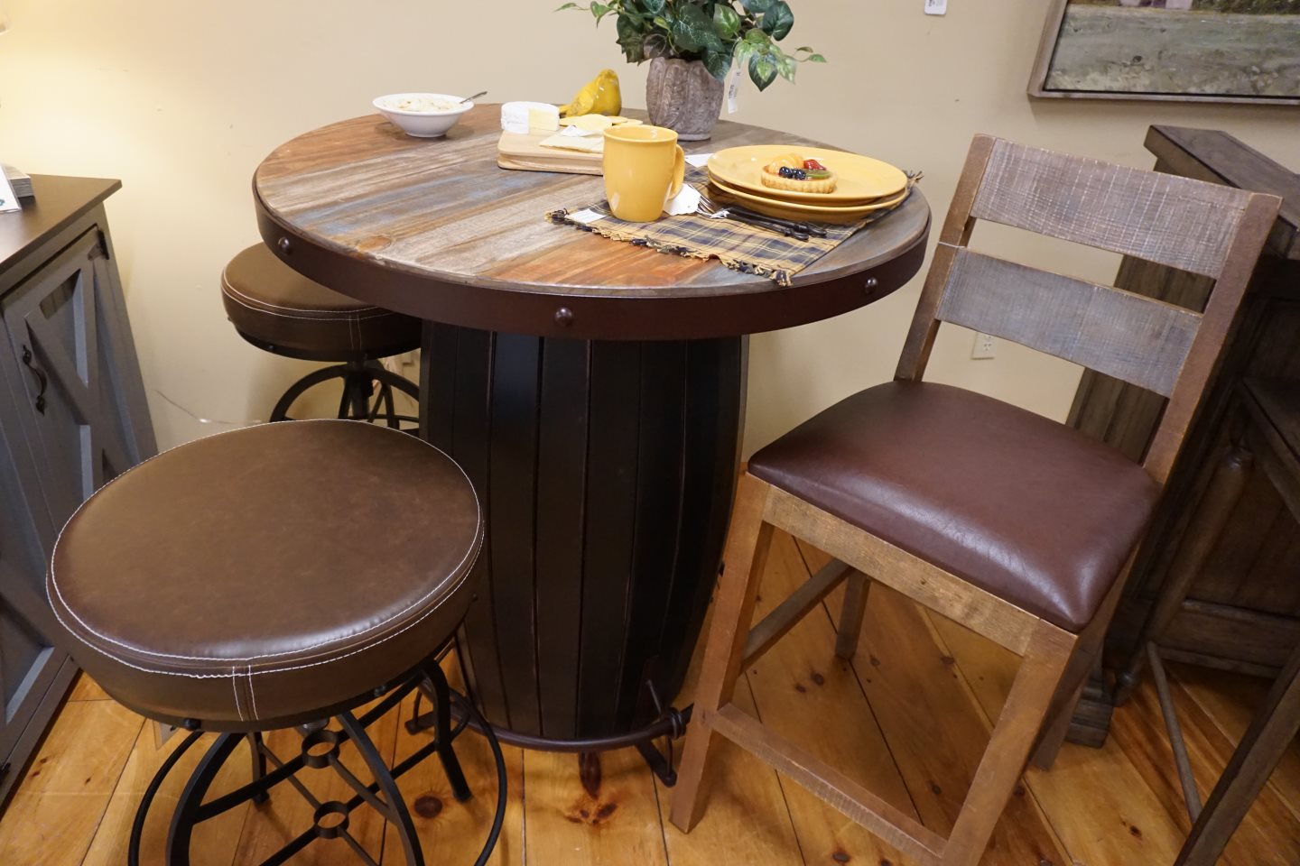 IFD - Antique Collection - Bistro Table & Counter Stools
