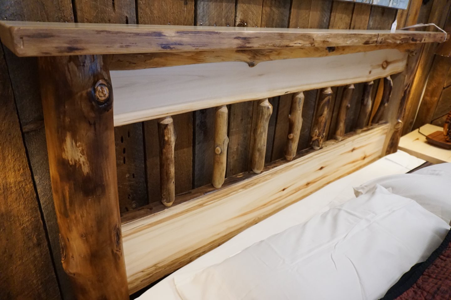 Amish - Quad M Rustic - Aspen Storage Platform Live Edge Bedroom 